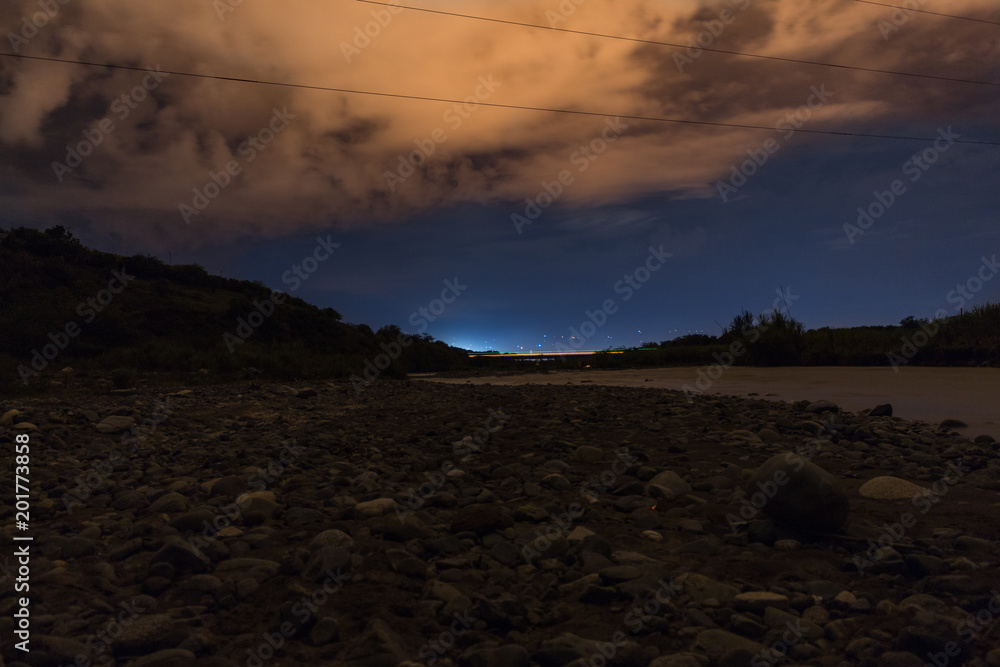 Fototapeta premium Rio de noche