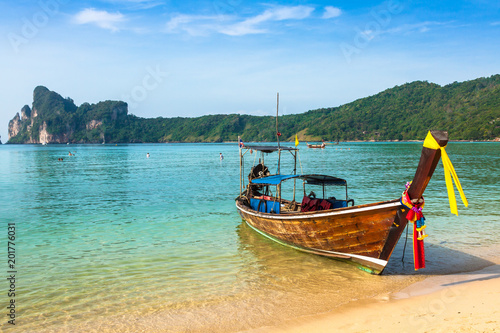 Long boat and tropical beach, Andaman Sea,Phi Phi Islands,Thailand © Lukasz Janyst
