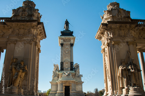 Monuments at El Retiro park photo