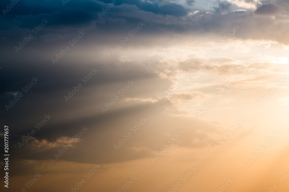 Obraz premium colorful dramatic sky with cloud at sunset.
