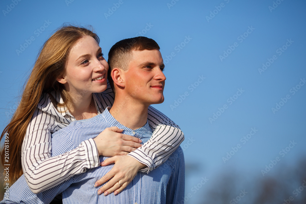 Obraz premium Couple hugging over sky background, copy space