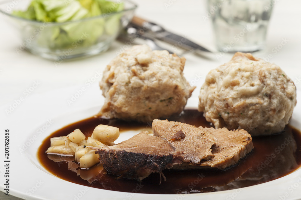 Bayerischer Schweinebraten mit Knödel Bayerischer Schweinebraten mit Knödel