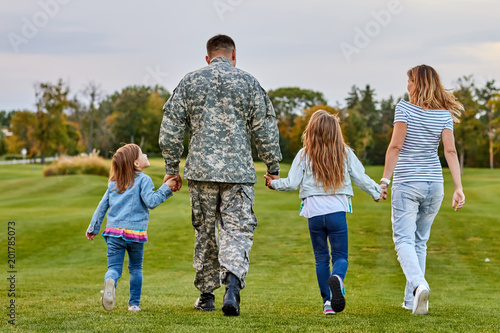 Quadro su tela Back view soldier's family walking