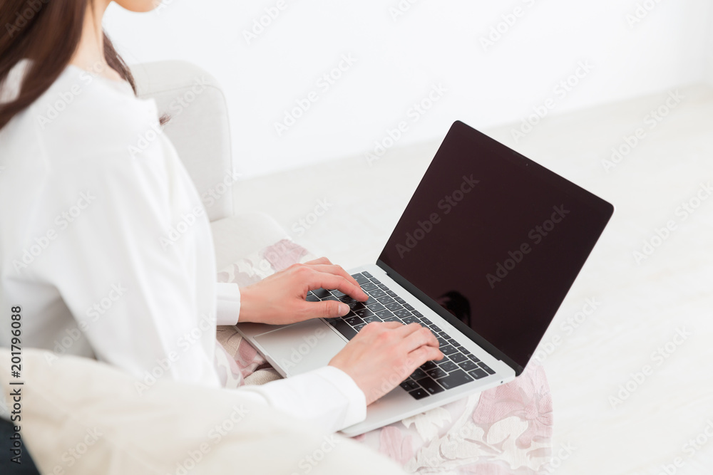 Fototapeta premium ラップトップコンピュータを使う女性 手元