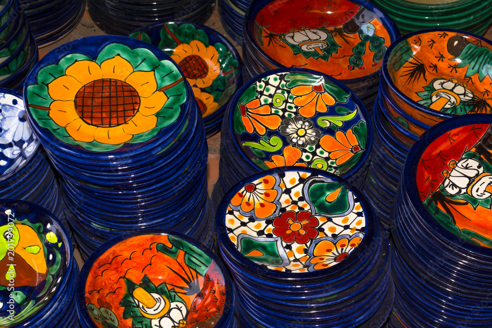 Los platos de artesanías de talavera tienen muchos dibujos. Stock Photo |  Adobe Stock