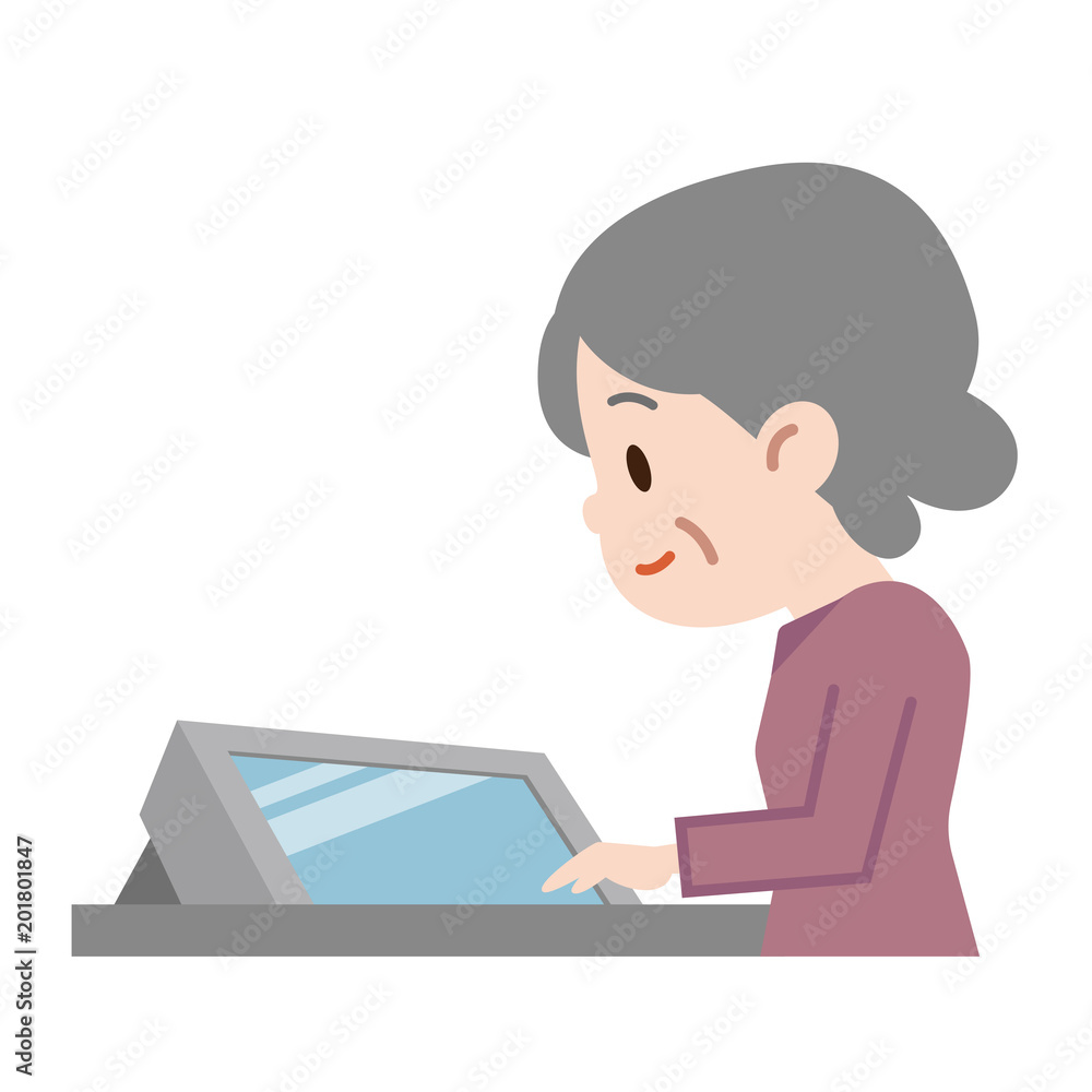 モニターを見るシニア女性 モニターを見るシニア女性