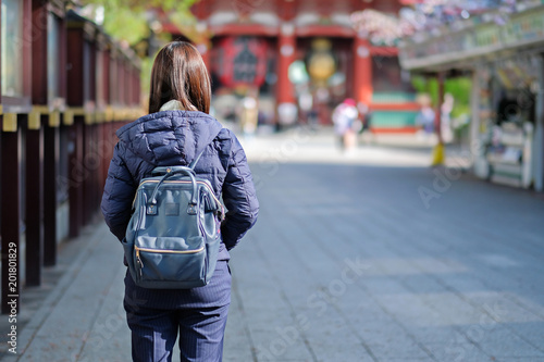 Canvas Print Young Woman traveling backpacker, Asian traveler standing at Sensoji or Asakusa Kannon Temple