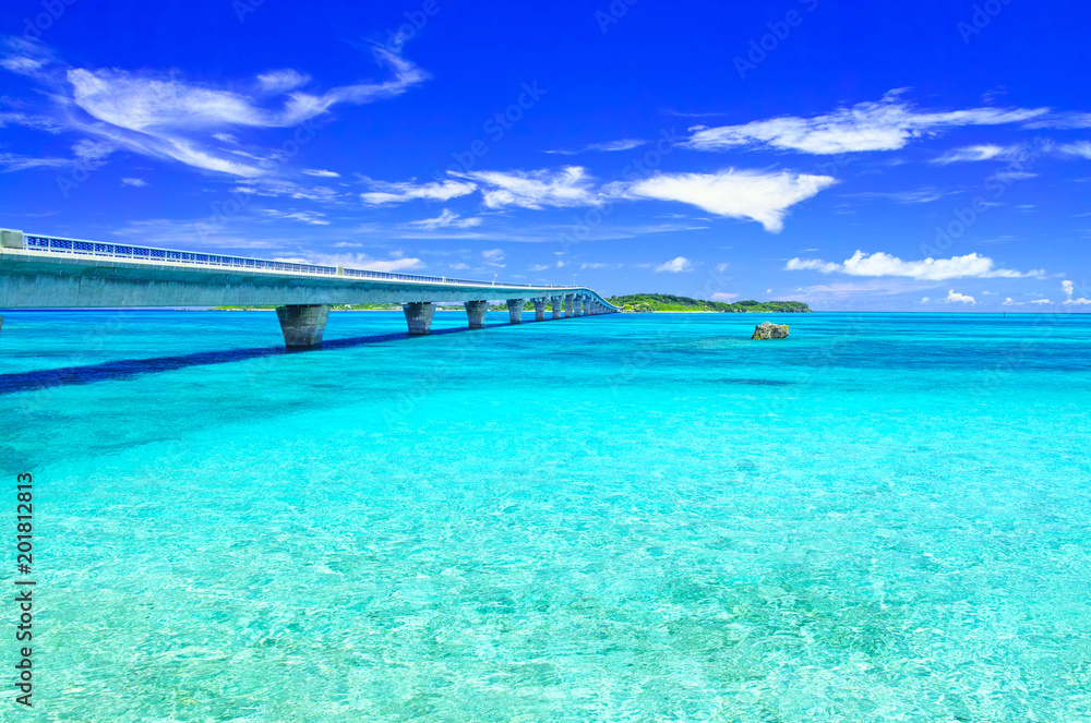Obraz premium 真夏の宮古島。宮古島側から見た池間大橋