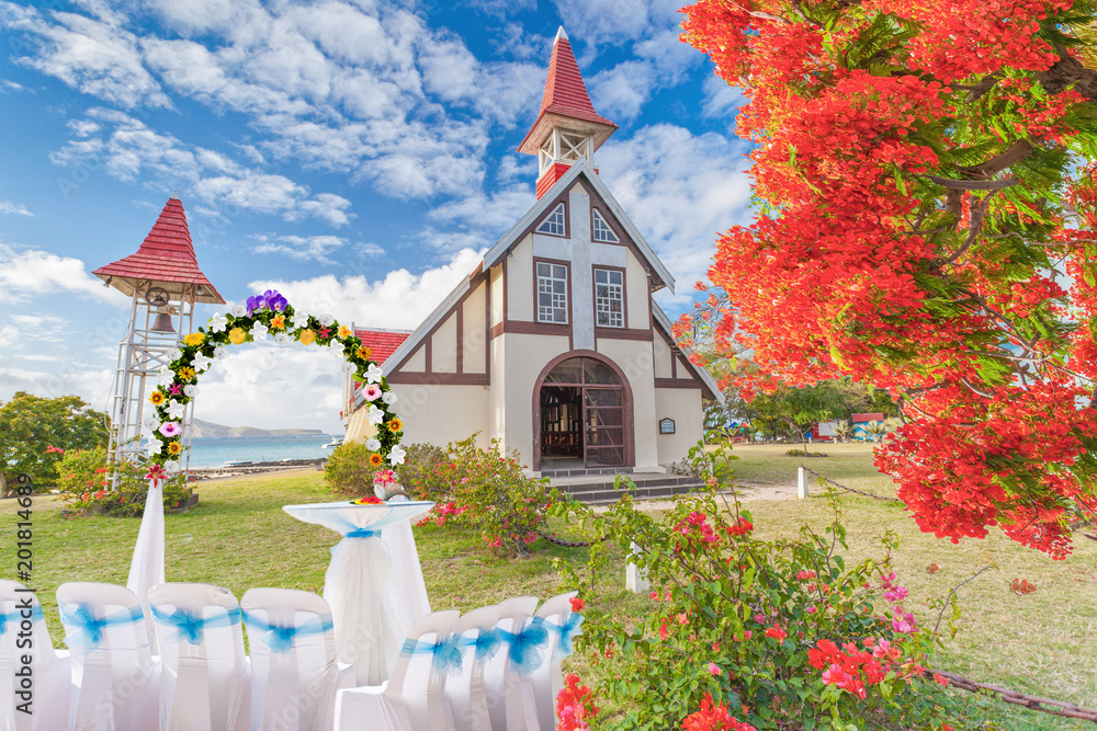 site préparé pour cérémonie de mariage à l'église de Cap Malheureux, Coin  de Mire, île Maurice foto de Stock | Adobe Stock