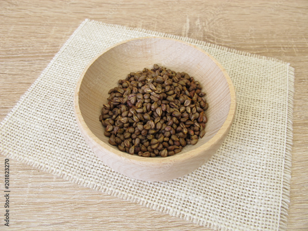 Traubenkerne in einer Holzschale, Vitis viniferae semen