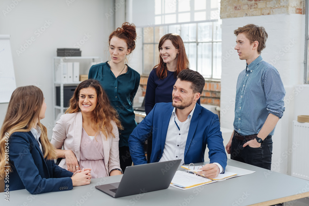 Obraz premium Team discussing over project in office