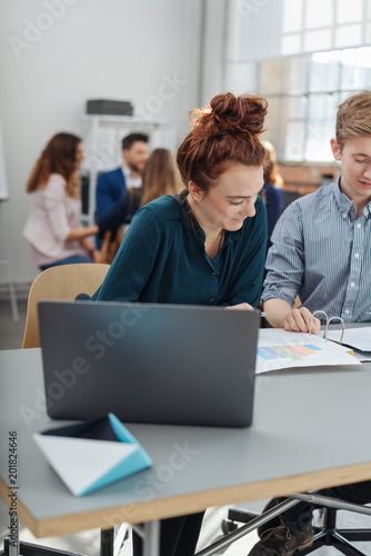 Team discussing on project in office © contrastwerkstatt