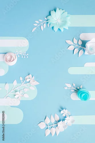 Fototapeta rama z białymi papierowymi kwiatami