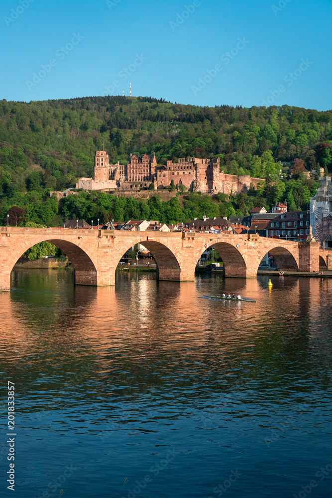 Heidelberg am Neckar mit Alte Brücke und Schloss 