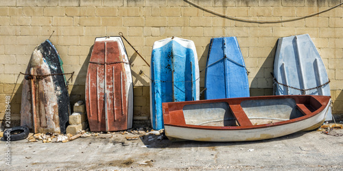 Canvastavla row of old boats
