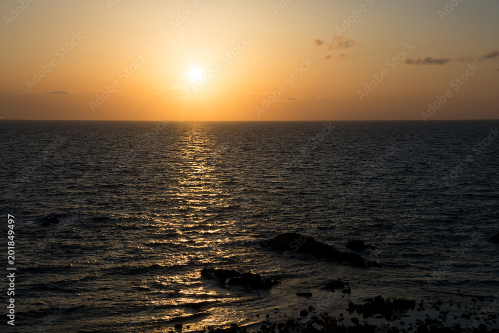 Obraz premium 静かな海に沈む夕日