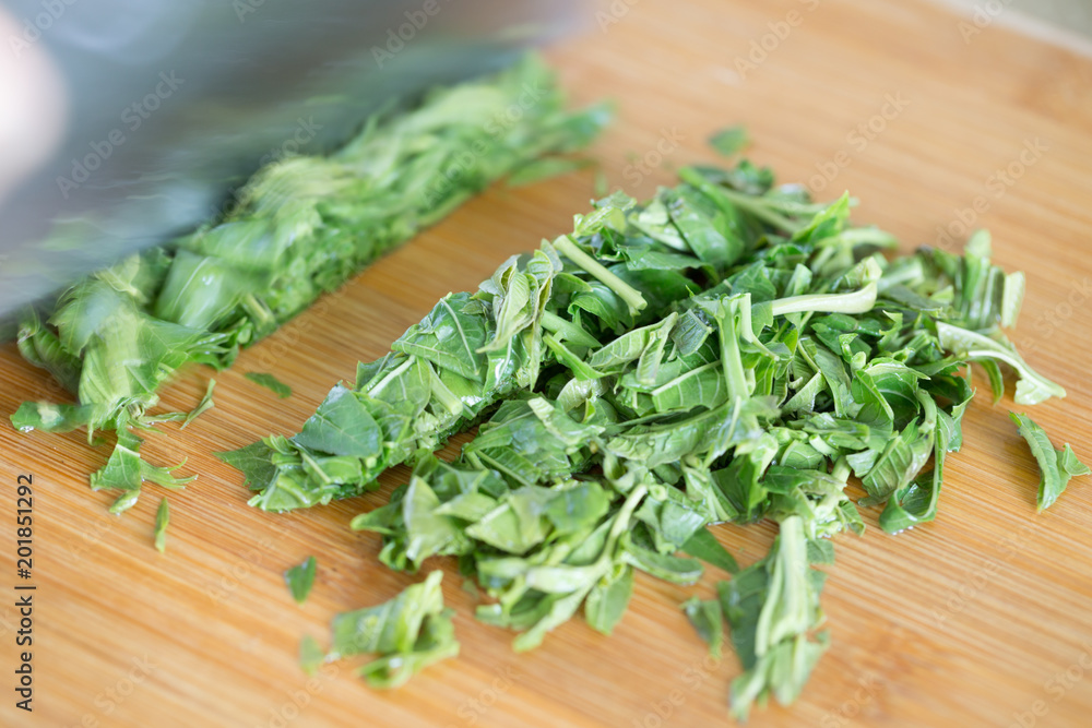 Preparing food, scald toona sinensis. Trees, food. Preparing food, scald toona sinensis. Trees, food.