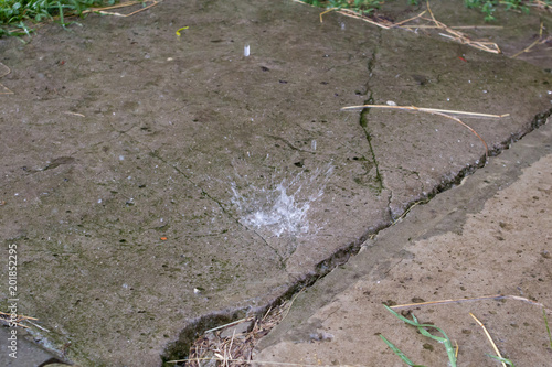 Obraz na płótnie spray drops of rain on the asphalt