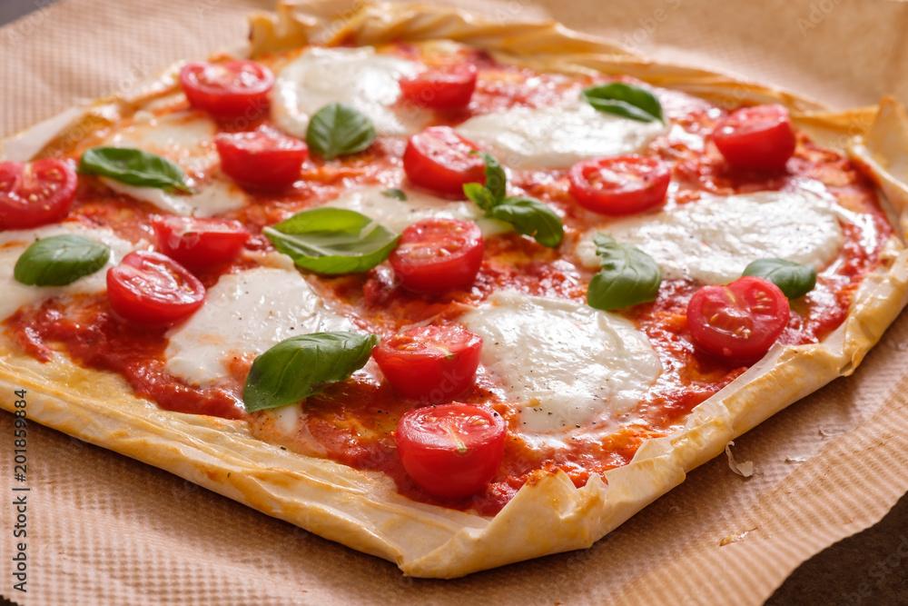 Pizza mit Tomate, Mozzarella und Basilikum Pizza mit Tomate, Mozzarella und Basilikum