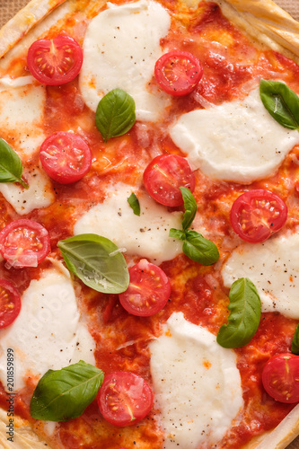 Draufsicht Pizza Filouteig mit Tomaten und Basilikum