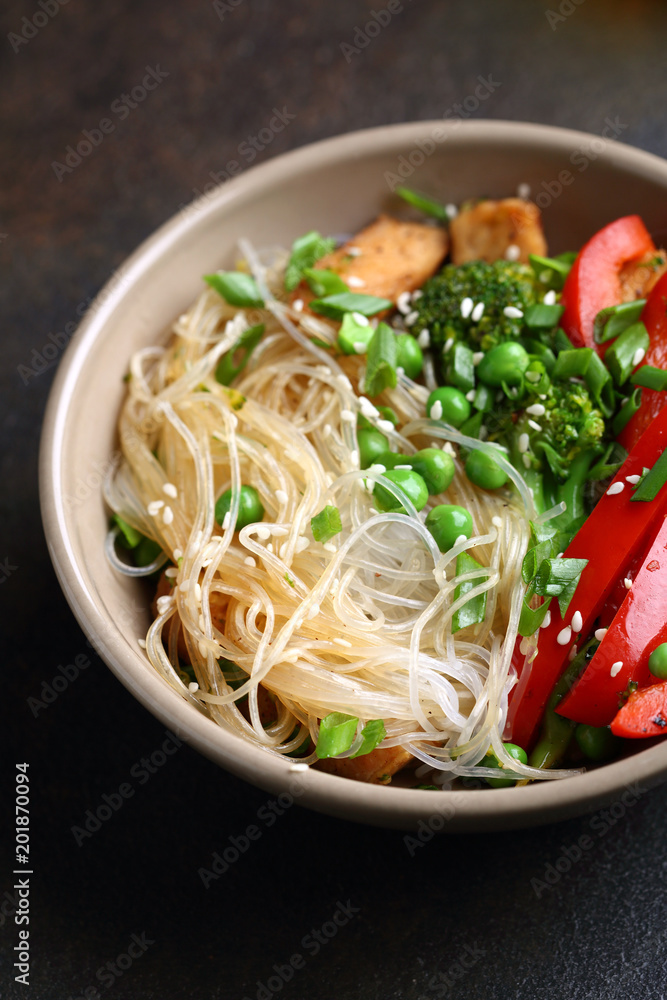 Noodles with fried chicken and vegetables