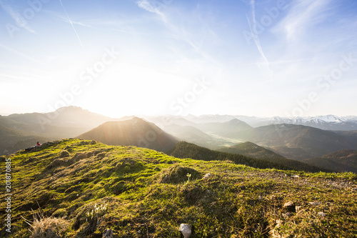 Sonnenaufgang in den Alpen im Fr  hjahr