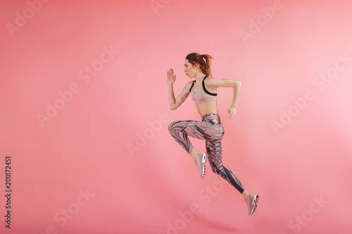 Obraz Poważna skoncentrowana młoda sprawności fizycznej kobieta