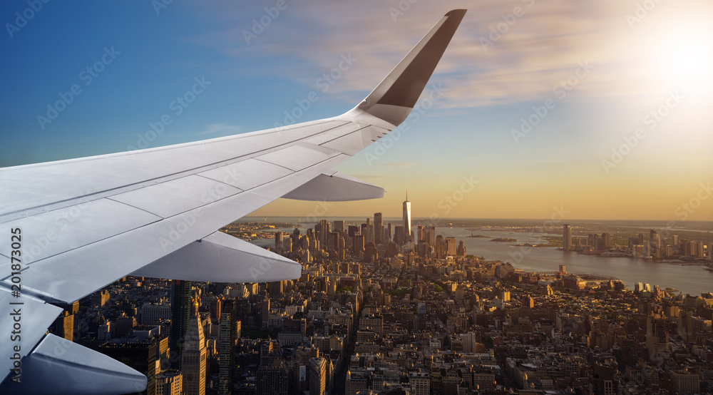 Naklejka premium Powietrzny Miasto Nowy Jork z samolotu skrzydłem