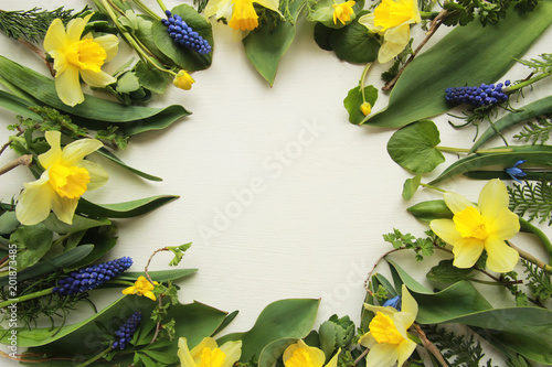 Fototapeta Naklejka Na Ścianę i Meble -  Top view of green leaves and flowers