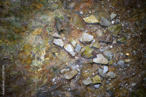 Schiefer und Mineral Unterwasser   Schiefersteine  scharfkantige Steine und Mineral unter klarem  Wasser.