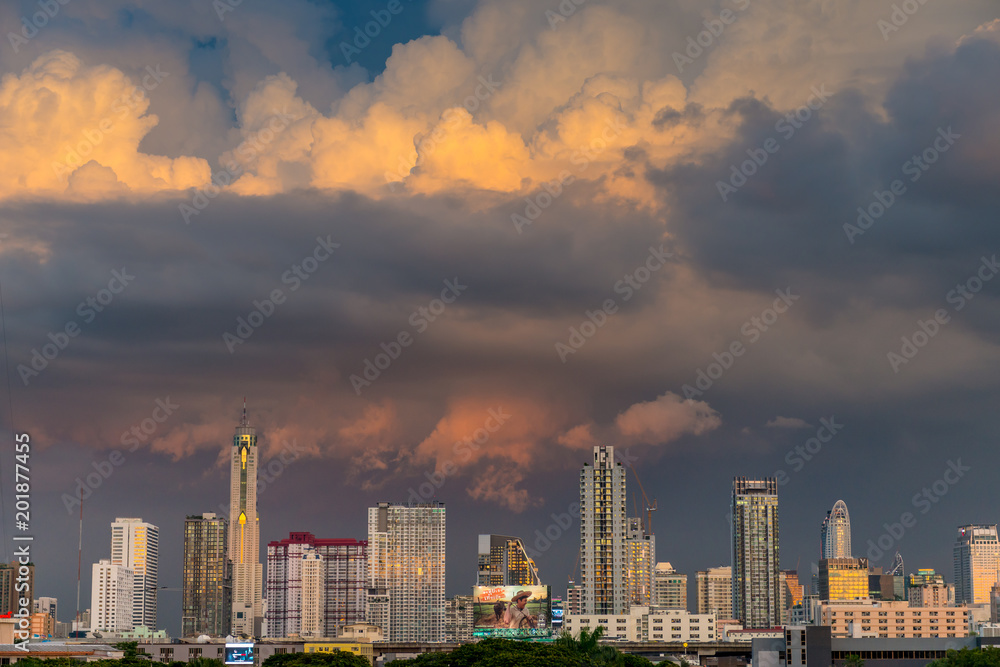 Fototapeta premium burzowe chmury nad miastem Bangkok z pięknym światłem słońca