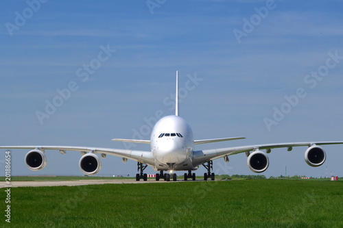 avion quadriréacteur de face