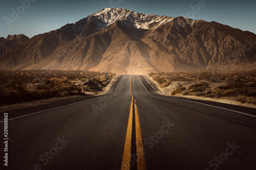 Foto Straße führt ins Gebirge