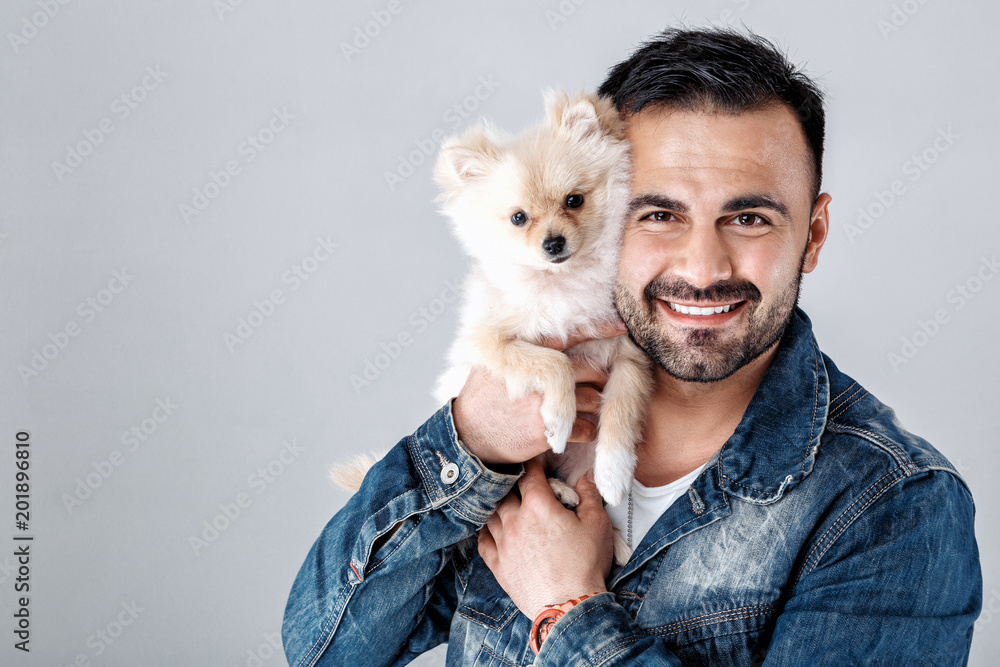 Obraz premium man holds pomeranian dog