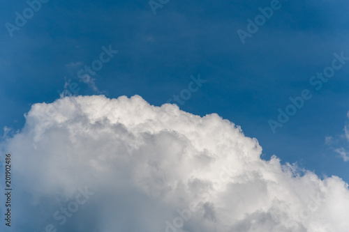 Wolken vor blauem Himmel