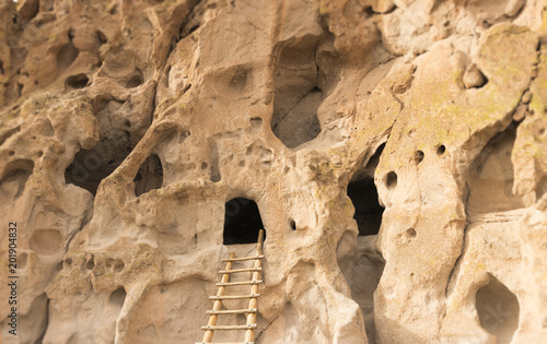 Foto Native American cliff dwelling caves with access ladder at Bandelier National Monument, New Mexico, USA