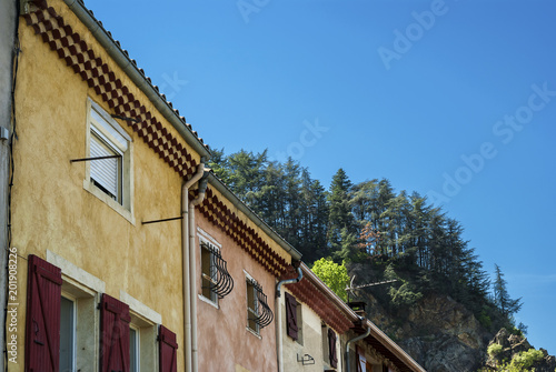 Maisons sous la Montagne.
