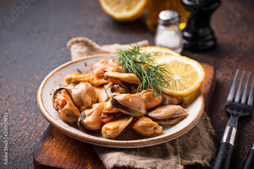 Marinated mussels with lemon and spices