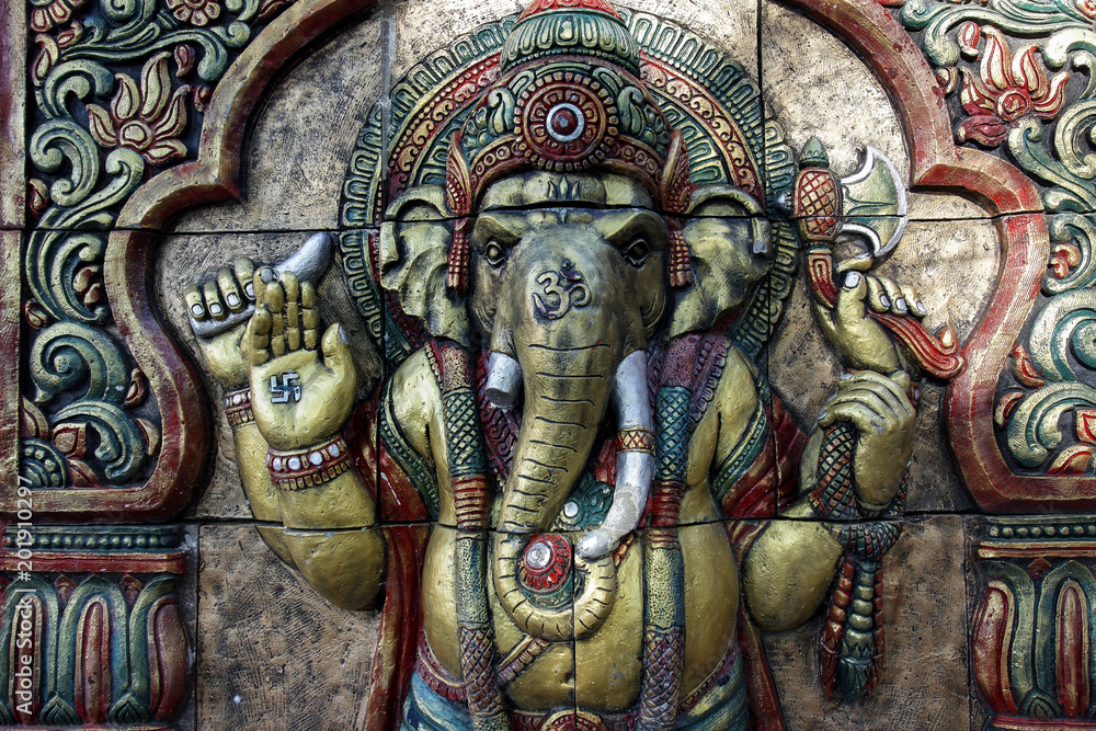 Un bas relief représentant le dieux hindou  Ganesh  dans un temple de Katmandou 