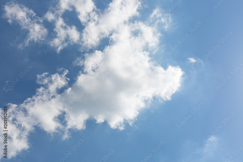 Fototapeta premium sonniger blauer Himmel mit weissen Wolken