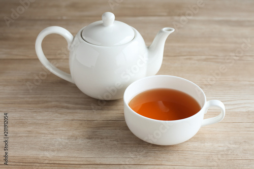 テーブルに置いた 紅茶 ティーカップ ポット