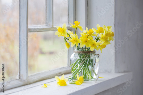 Fototapeta Naklejka Na Ścianę i Meble -  yellow flowers in vase