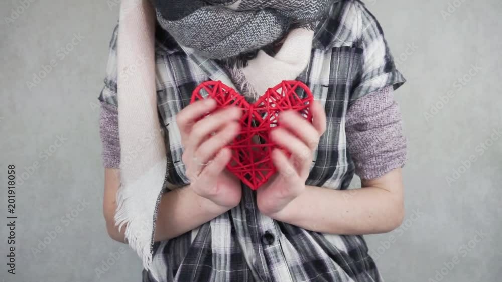Mujer sujetando un corazón fingiendo un latido