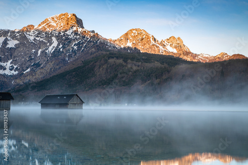 Φωτογραφία Almsee in Morgenstimmung mit glühenden Bergen