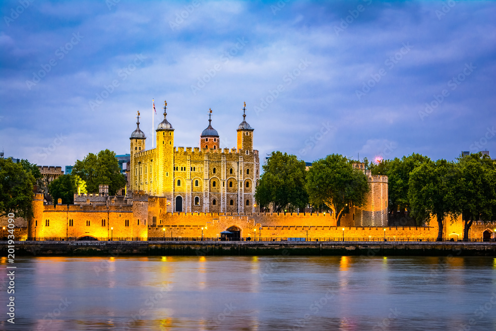 Fototapeta premium London, The United Kingdom of Great Britain: Night view of the Tower of London, UK, over the Thames river at night