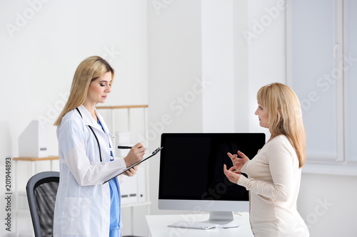 Female doctor consulting pa...