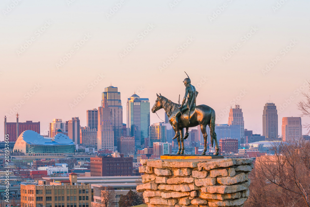 Obraz premium The Scout overlooking downtown Kansas City