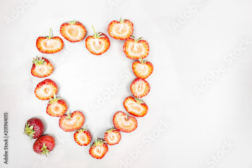 A half-cut strawberry almost seems to form a heart. And many strawberries cut in half form a big heart. Strawberry is a typical summer fruit that is the season of love.