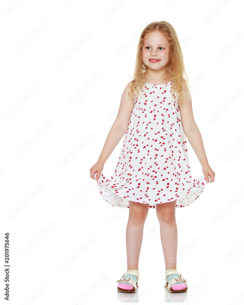 The little girl is full-length. The little girl is full-length.