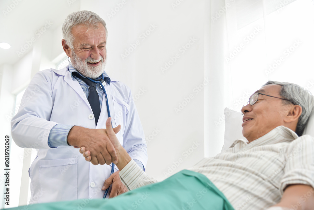 Obraz premium Senior male Doctor is talking with Asian male patient.